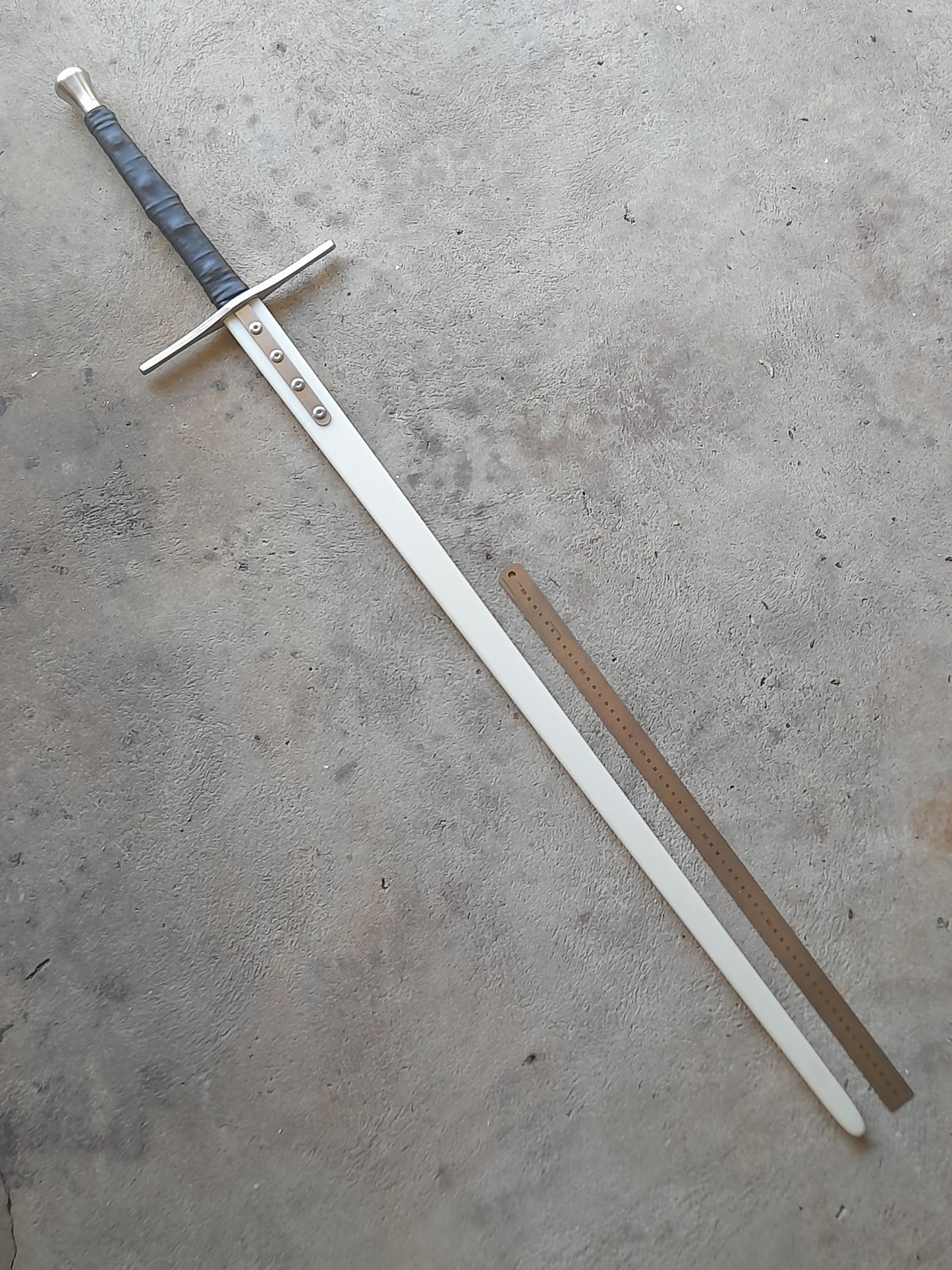 Training Two-Handed HEMA Medieval European Longsword Nylon Martial Arts Sparring Practice
This is a Training Two-Handed HEMA Medieval European Longsword made of a high strength nylon and some stainless steel elements. Highly durable and impact resistant materials make this training longsword suitable for sparring, duelling, and a contact practice. 