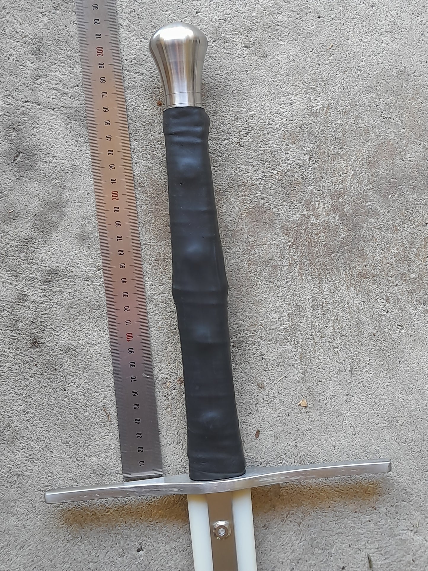 Training Two-Handed HEMA Medieval European Longsword Nylon Martial Arts Sparring Practice
This is a Training Two-Handed HEMA Medieval European Longsword made of a high strength nylon and some stainless steel elements. Highly durable and impact resistant materials make this training longsword suitable for sparring, duelling, and a contact practice. 